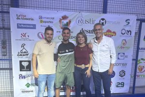 El apoyo del Ayuntamiento de Olula del Río ha sido muy importante. En la fotografía, Francisco Garrido y Mari Tapia Cintas, concejales, y Antonio Pascual, alcalde del municipio olulense.