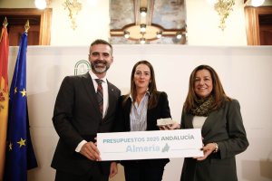 Los consejeros Pacheco y Castillo con la delegada, Aránzazu Martín.