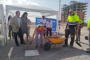 Primera piedra de una de las promociones de VPO en la Vega de Acá.