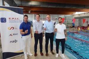 Autoridades y responsables de la empresa y la piscina posan con el chip que hace posible la medición.