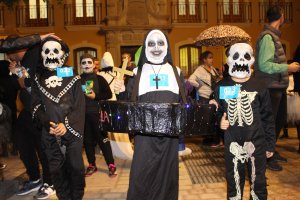 Participantes en el pasacalles y concurso de disfraces de Halloween de Huércal de Almería en una edición anterior.