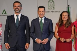 Ramón Fernández-Pacheco, Juanma Moreno y Carmen Castillo.