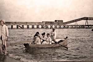 El barquero paseando a un grupo de mujeres en la playa de las Almadrabillas con el Cable Francés al fondo.