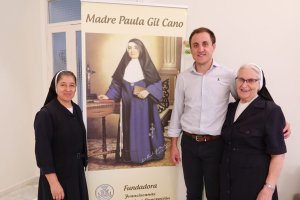 El alcalde veratense, Alfonso García, acompañado por las religiosas.