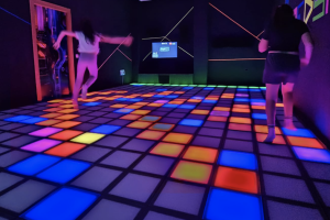 La sala de suelo LED interactivo que aterriza en Almería.