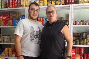 Ana y Alejandro, su otro hijo: "Sin él no podría hacer nada. Desde los cinco años está conmigo", recuerda.