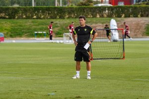 El entrenador del Almería atento al trabajo de los futbolistas en el campo Anexo del Mediterráneo.
