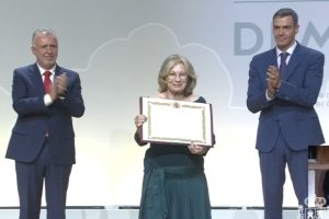 María Rosario Quirantes, sobrina nieta de Diego Ventaja, con el diploma que reconoce al obispo como víctima de la Guerra Civil.