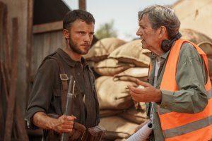 El actor Iván Pellicer sigue las indicaciones de Gerardo Herrero durante el rodaje de ‘Carta blanca’.