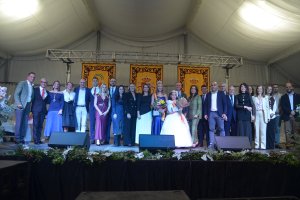 Miembros de las cofradías, pregoneras este año, con la alcaldesa y autoridades municipales y las reinas.