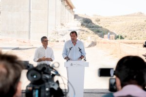 Los ministros Puente y Bolaños, en el tramo de Níjar este verano.