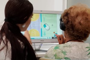 Fisioterapeuta acompañando a una paciente durante una sesión de rehabilitación motora.