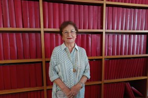 Maria Rosa Granados en LA VOZ DE ALMERÍA con la hemeroteca detrás.