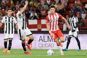 Stafan Dzodic, con solo 20 años, se ha hecho con la titularidad en el Almería y cada partido aumenta su rendimiento.