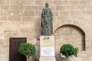 Estatua de Diego Ventaja Milán, obispo de Almería en 1936, en la Plaza de la Catedral.