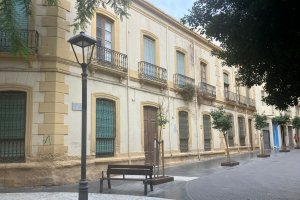 Las dos casas están unidas con fachada protegida en la calle General Castaños.