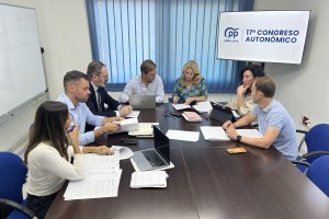 María del Mar Vázquez, a la derecha, con el grupo de trabajo de la ponencia política del PP-A.