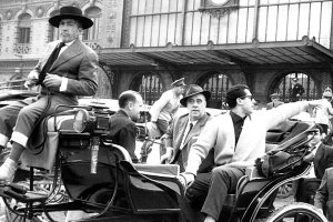 El actor Manolo Morán, subido en un coche de caballos tras llegar a Almería en mayo de 1960 en el tren procedente de Madrid. En la estación lo esperaban los cocheros y un buen número de admiradores.