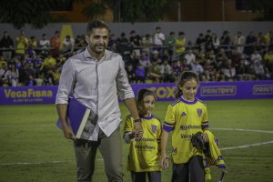 Verza ha sido homenajeado en su tierra en el partido Orihuela-Levante.