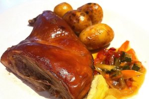 Cochinillo estilo segoviano: Dorado, crujiente y tierno; el plato estrella del invierno en Entrefinos.