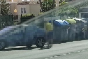 Imagen difundida por el Ayuntamiento con una persona depositando presuntamente enseres inadecuadamente.
