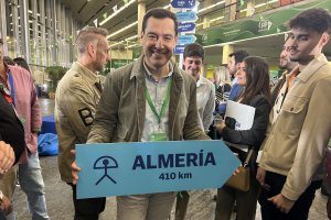 Juanma Moreno, con un cartel de Almería en el congreso del PP-A.