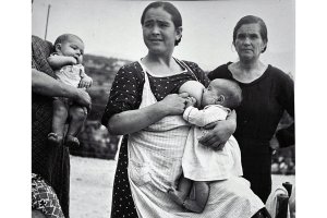 Imagen de la Casa de Maternidad de Vélez Rubio durante la Guerra Civil, donde se ve en primer plano a una mujer amamantando un niño. Foto de Kati Horna.
