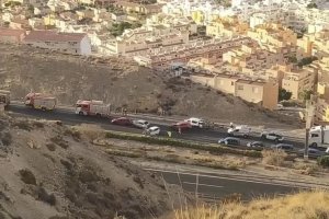 El accidente de varios vehículos que ha provocado esta mañana el corte de la A-7 en Aguadulce.