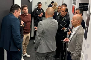Reunión en la zona mixta del Estadio Alfonso Murube.