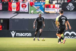 Lopy dirige la orquesta del Almería en los partidos hasta que le dejan.