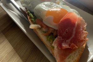 Tostada de huevos con jamón.