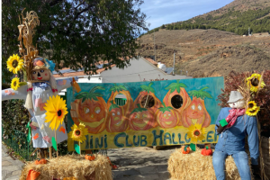 Dos de los espantapájaros que decoran las calles de Bacares