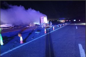 El camión que conducía el almeriense se incendió tras el choque.