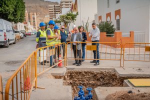 Trabajos de mejora de la red de abastecimiento en Aguadulce.