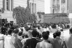 Exhibición gimnasta de las niñas del instituto en los años 50 en el patio del centro. Iban vestidas con un recato absoluto para evitar la tentación en los ojos de los jóvenes que las miraban.
