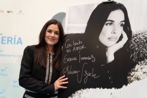 Adriana Ugarte, junto a su imagen firmada