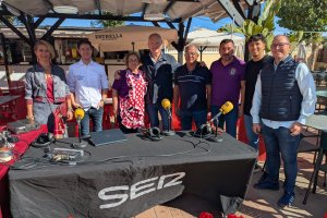 invitados Autoridades municipales como el alcalde y la concejala responsable de Festejos, miembros de las hermandades y el presentador del Hoy por Hoy Levante durante la emisión del programa de la SER.