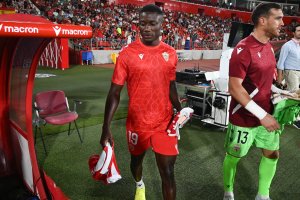 Patrick Soko apunta al once del Almería en el Estadio de los Juegos Mediterráneos ante el Cádiz.