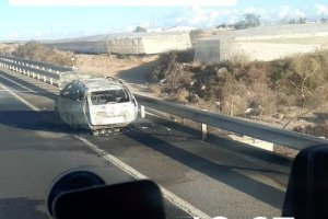 Un vehículo ha quedado calcinado tras un incendio en Viator.
