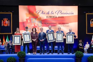 Javier A. García, presidente de la Diputación, y Nuria Rodríguez, alcaldesa de Balanegra, junto a los premiados.