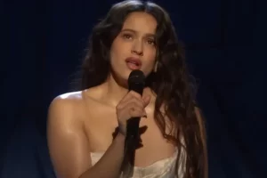 Rosalía interpreta La Perla en el Show de Jimmy Fallon