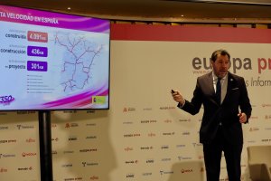 El ministro Óscar Puente habla del AVE en un acto de Europa Press.