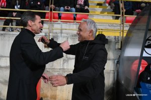 Sergio Pellicer saluda al Cuco Ziganda antes de medirse en León.