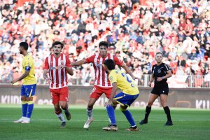 Bonini siempre atento en las dos áreas para ser un central determinante.