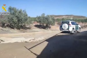 Un vehículo de la Guardia Civil durante la operación.