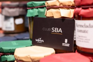 Imagen de la tarjeta del Club SBA junto a diversas elaboraciones de Sabores Almería.