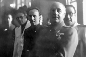 Franco, la primera vez que visitó Almería en 1943, detrás tenía al alcalde de la ciudad, Vicente Navarro Gay y a su lado al artista Jesús de Perceval.