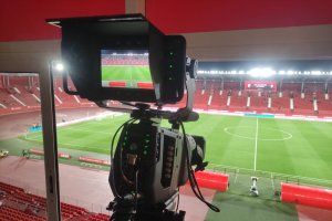 Una cámara de televisión en el Estadio de los Juegos Mediterráneos.