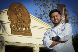 Villagra, en el exterior de Villa Cadima, antes de iniciar las actividades formativas previstas en su visita.