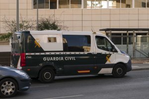 Un furgón de la Guardia Civil en las inmediaciones de la Ciudad de la Justicia, este jueves 20 de noviembre.